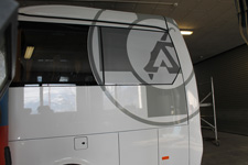 Décoration d'autocar - Logo collé en partie sur les vitres et la carrosserie