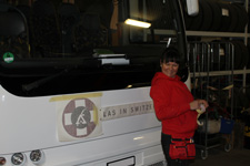 Décoration d'autocar - Pose du logo à l'avant du véhicule